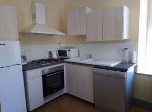 Fridge, microwave, oven, stovetop - Gite les Granites with balcony overlooking the lake (GERARDMER)