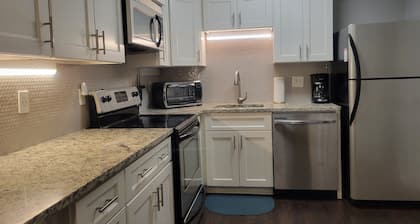 1 BR Condo - Location, Location, Location! Easy Walk to Campus & Stadium!