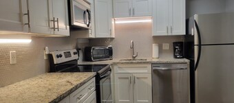 1 BR Condo - Location, Location, Location! Easy Walk to Campus & Stadium!