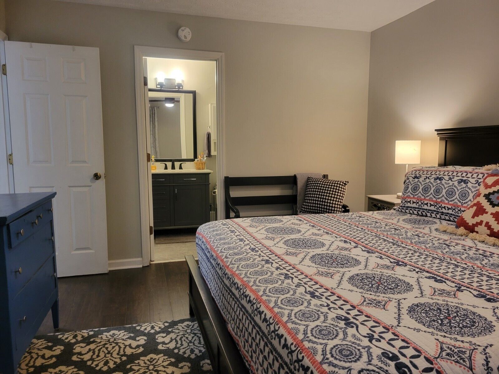 1 habitación, tabla de planchar con plancha, wifi gratis y ropa de cama 