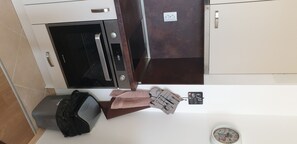 Kjøleskap, mikrobølgeovn, ovn og kokeplater