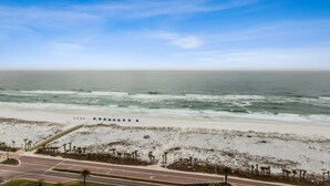 Een strand met een weg en een voetpad dat naar de kust loopt.