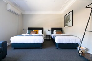 Free WiFi, bed sheets - Horse and Jockey Hotel Homebush (Homebush)