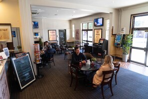 Lunch and dinner served, local cuisine - Horse and Jockey Hotel Homebush (Homebush)