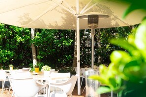 Lunch and dinner served, local cuisine - Horse and Jockey Hotel Homebush (Homebush)