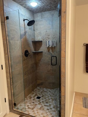 Dusche, Haartrockner, Handtücher, Seife