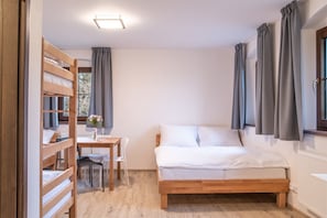 4 bedrooms, desk, iron/ironing board, free WiFi - 120 m², holiday house, up to 19 people, 4 rooms with private bathrooms, sauna (Kovářská)