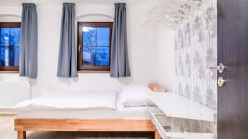 4 Schlafzimmer, Schreibtisch, Bügeleisen/Bügelbrett, kostenloses WLAN