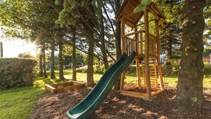A playground with a slide and a wooden climbing structure. - 120 m², holiday house, up to 19 people, 4 rooms with private bathrooms, sauna (Kovářská)
