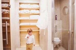 Shower, hair dryer, towels, soap - 120 m², holiday house, up to 19 people, 4 rooms with private bathrooms, sauna (Kovářská)
