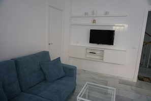 Flatscreentelevisie en boeken