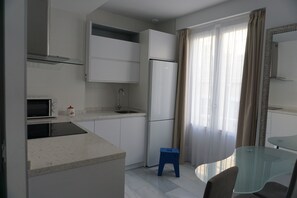 Kjøleskap, mikrobølgeovn, kokeplater og kaffetrakter/tekoker