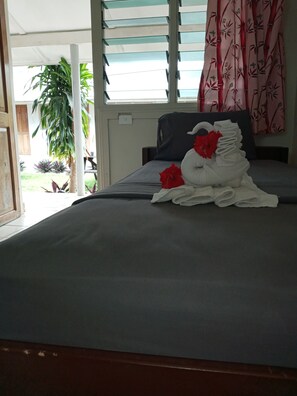 Single Room | Desk, laptop workspace, free WiFi, bed sheets - Tropicana Motel & Backpackers (Luganville)