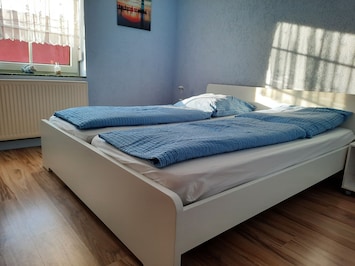 Schlafzimmer mit Doppelbett