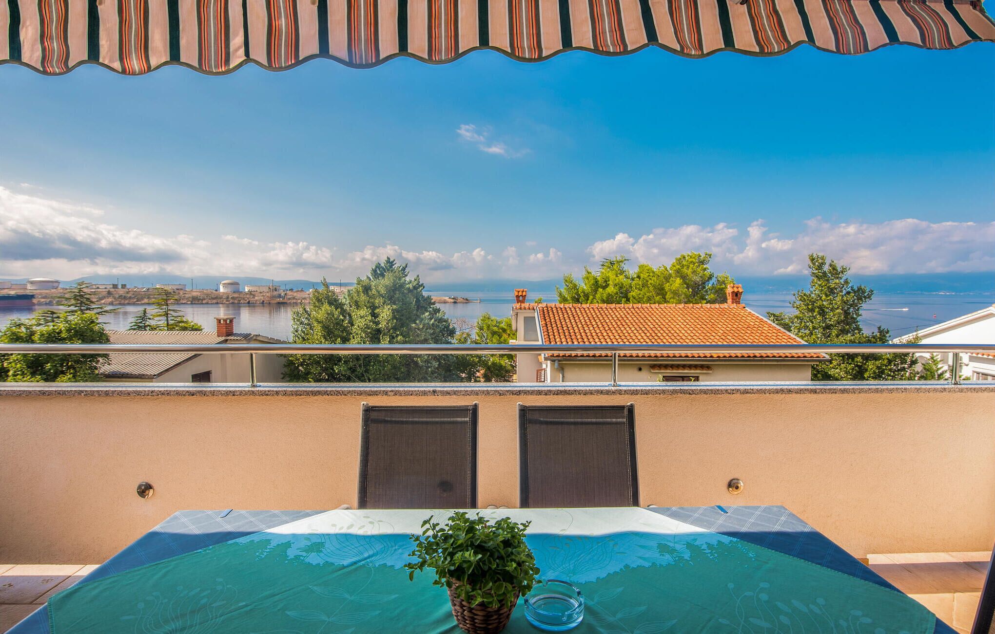 Ein Pool auf dem Dach mit Blick auf eine Küstenstadt, einschließlich Gebäude und eines Wassers.'