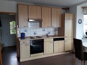 Jääkaappi, mikroaaltouuni, uuni, astianpesukone