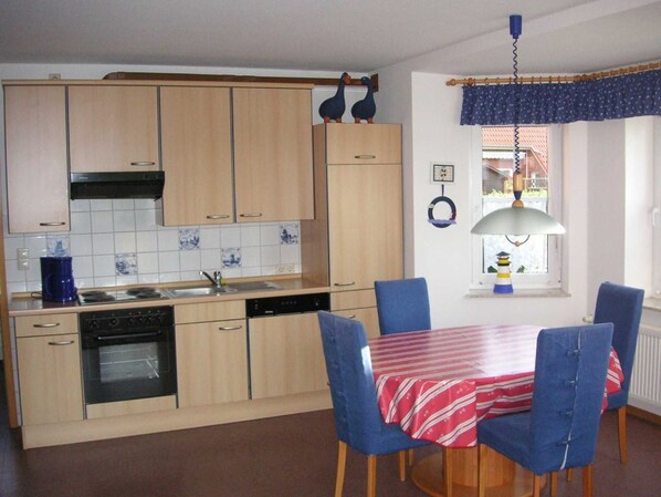Kühlschrank, Mikrowelle, Ofen, Geschirrspüler
