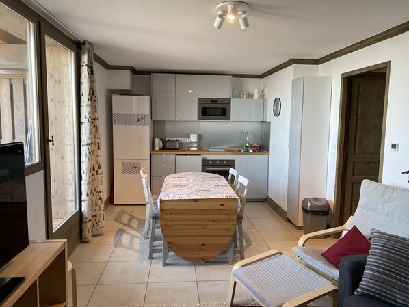 Kühlschrank, Mikrowelle, Ofen, Geschirrspüler