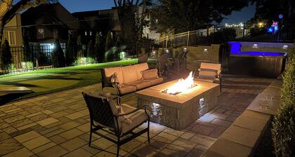 Private hot tub and 4 king bedrooms just 2 miles from Broadway.<br>Amenities<br>Stocked kitchen<br>Fast Wi-Fi & parking<br>Spacious deck<br>Location: quick rides to Downtown yet tucked in a quiet street.<br>Read our reviews, check the calendar, book