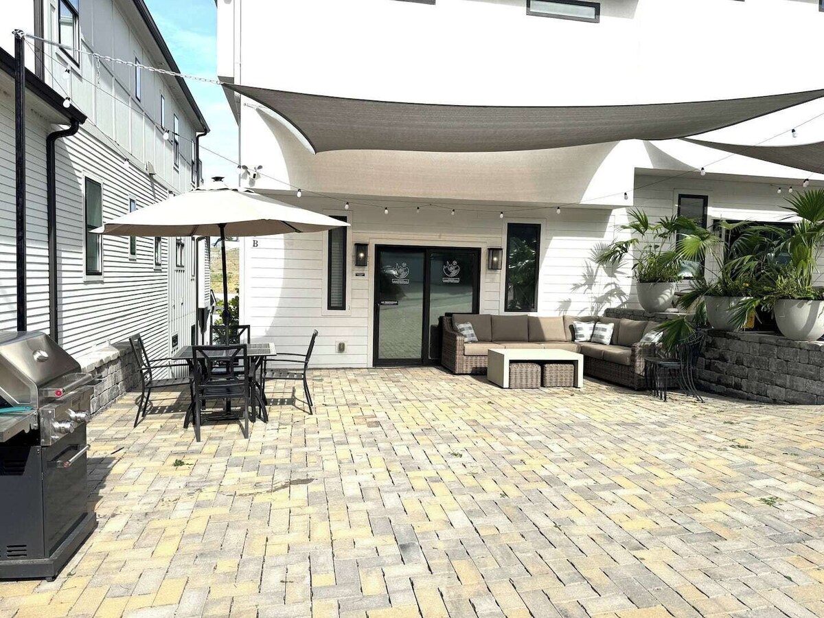 Relax in style: soak in the private hot tub, sip coffee on the balcony, and spread out across 4 king-size beds—all just 2 miles from Broadway.<br>4 bedrooms / 4