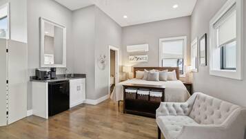 3 bedrooms, desk, iron/ironing board, travel crib