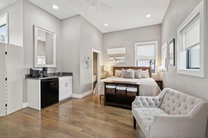 4 bedrooms, desk, iron/ironing board, travel crib