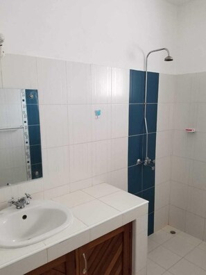 Ducha, toallas, jabón, shampoo