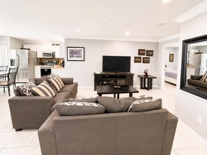 Smart TV - Guest house close to everything 2B1B access 24/7 (Tampa)
