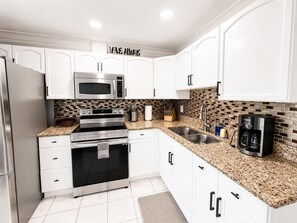 Fridge, microwave, oven, stovetop - Guest house close to everything 2B1B access 24/7 (Tampa)