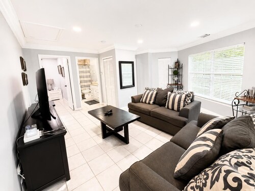 Guest house close to everything 2B1B access 24/7
