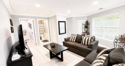 Guest house close to everything 2B1B access 24/7