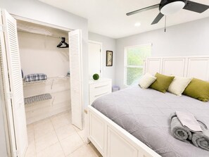 2 slaapkamers, een strijkplank/strijkijzer, reisbedje, gratis wifi