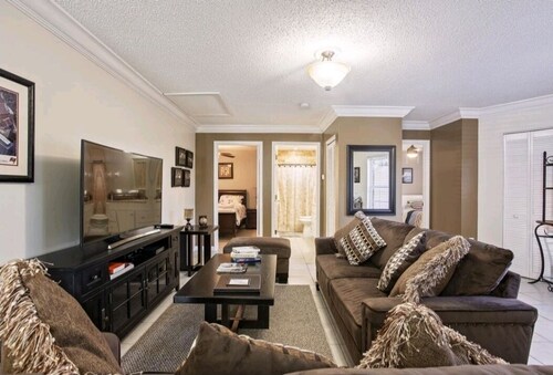 Guest house close to everything 2B1B access 24/7