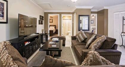 Guest house close to everything 2B1B access 24/7