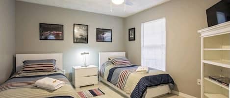 2 habitaciones, tabla de planchar con plancha, wifi y ropa de cama