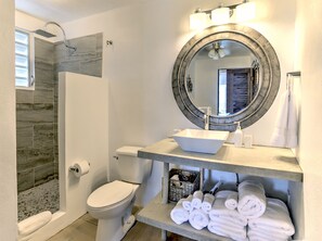 Dusche, Haartrockner, Handtücher, Seife