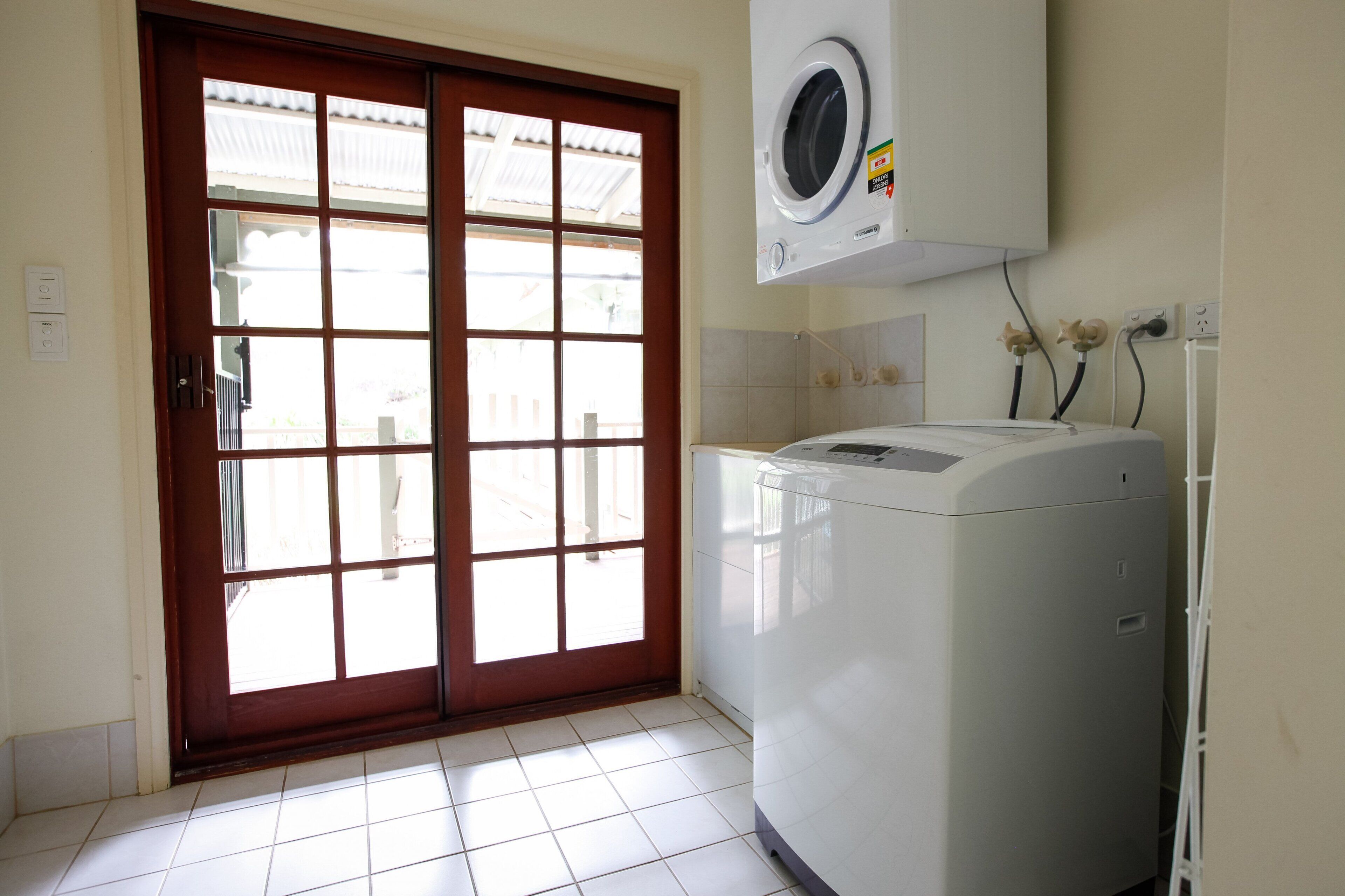 Large 4 Bedroom House with outdoor entertaining deck that offers a Spa and Pizza Oven — image 3