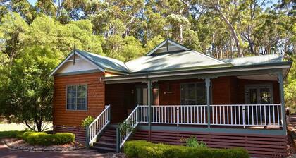 Suuri 4 makuuhuoneen talo viihdyttävällä kannella, joka tarjoaa kylpylä- ja pizzauunin