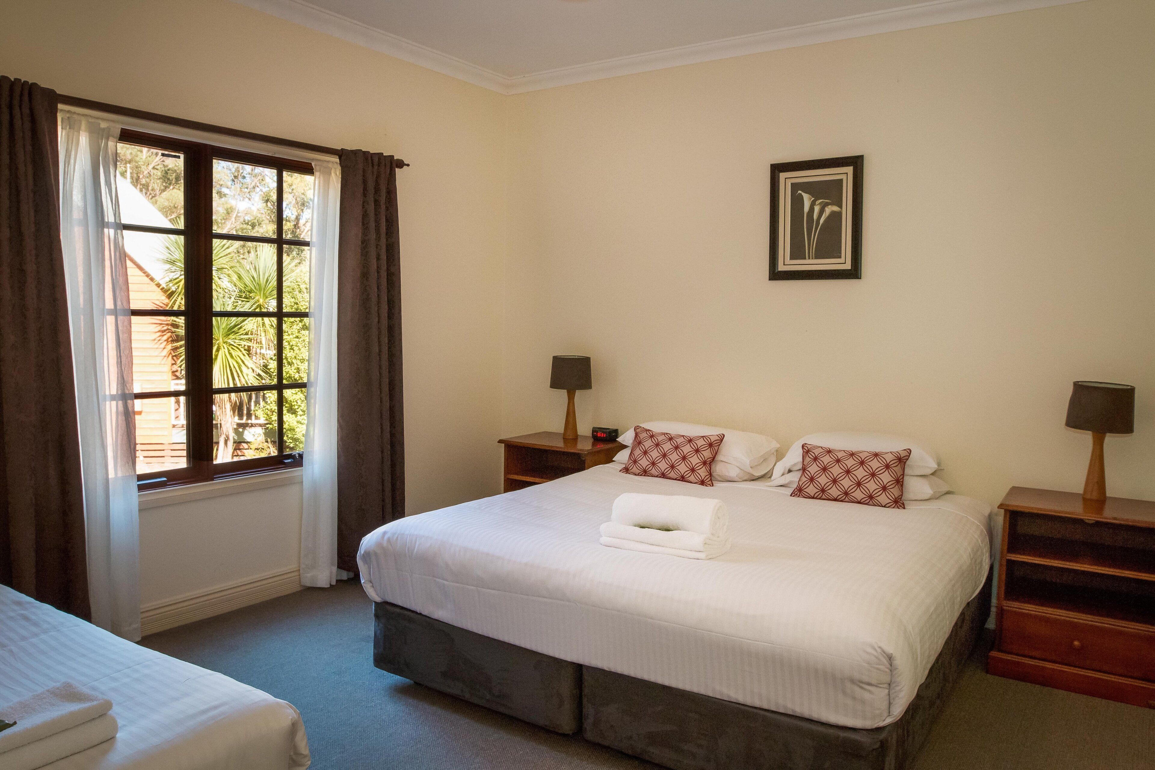 Large 4 Bedroom House with outdoor entertaining deck that offers a Spa and Pizza Oven — image 5