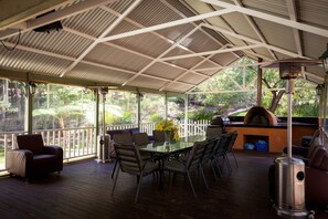 Outdoor dining - Large 4 Bedroom House with outdoor entertaining deck that offers a Spa and Pizza Oven (Margaret River)