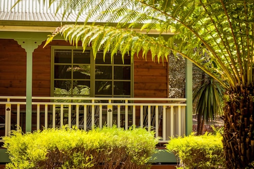 Le chalet spa 2 chambres comprend une chambre entièrement fermée et une chambre en mezzanine. Dispose d'une baignoire spa