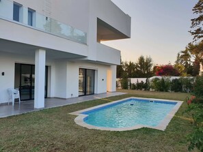 Outdoor pool, pool umbrellas, sun loungers - Très belle villa contemporaine (La Soukra)