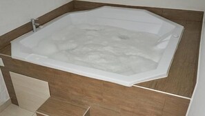 Shower, free toiletries, towels