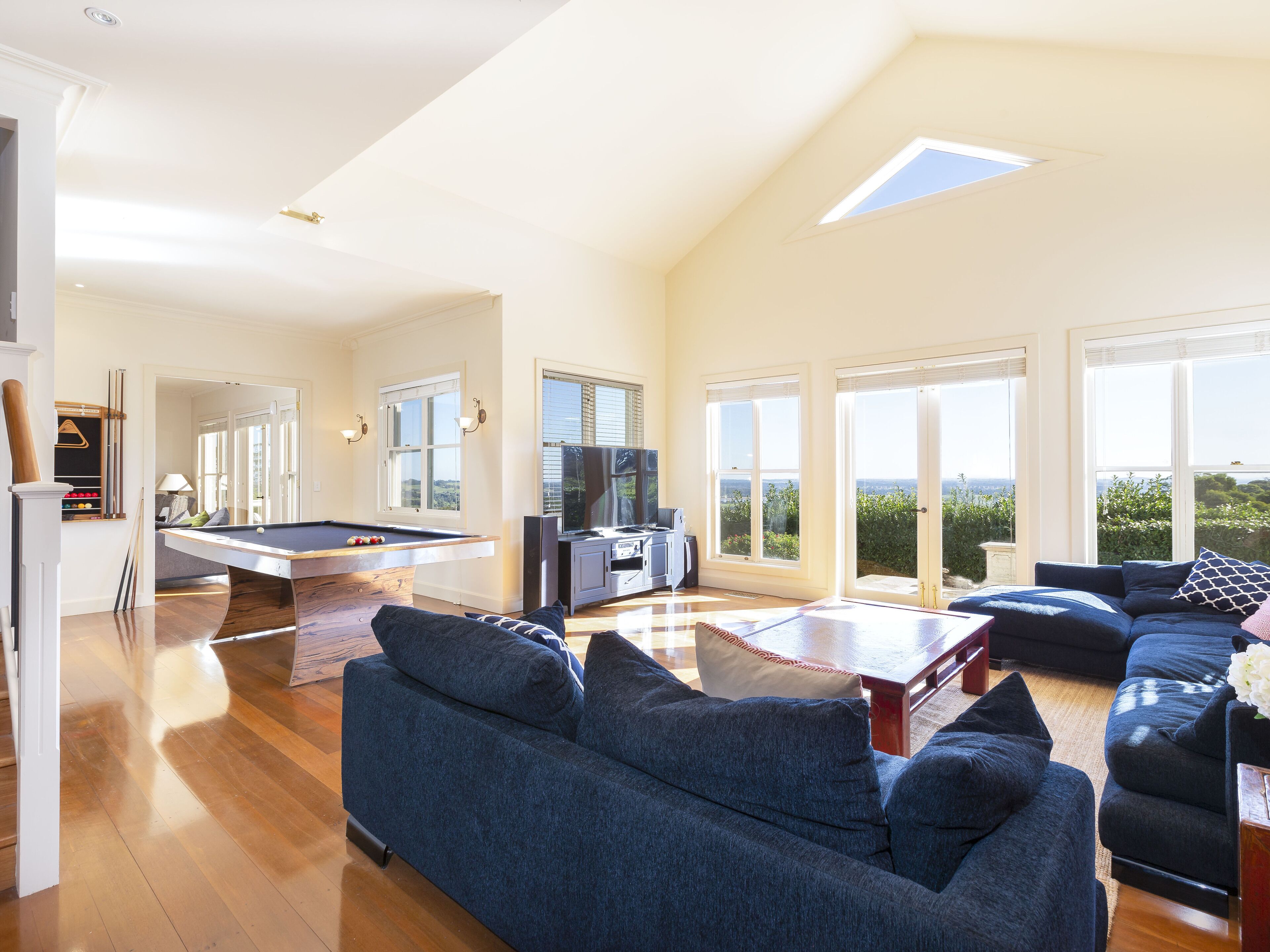 TV connectée, cheminée, console de jeux vidéo, table de tennis de table