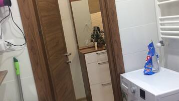 Combined shower/tub, hair dryer, towels, shampoo