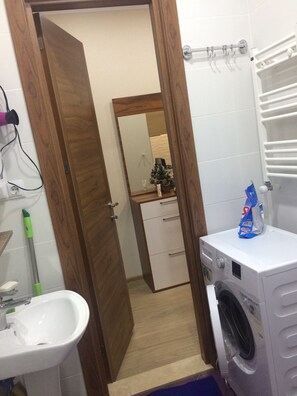Combined shower/tub, hair dryer, towels, shampoo - New building, apartment new renovation.with sea view (Batumi)