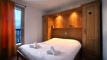 4 chambres, coffres-forts dans les chambres, draps fournis