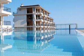 Indoor pool, seasonal outdoor pool, pool umbrellas, sun loungers - Macon Residence Wellness & SPA (Sveti Vlas)