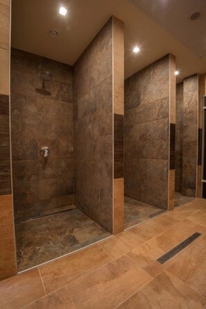Sauna, boblebad, dampbad, tyrkisk bad/hammam, kropsbehandlinger