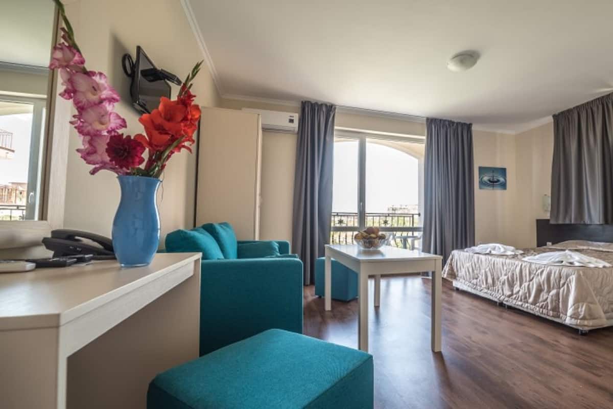Studio, Lanai | Living room | Flat-screen TV
